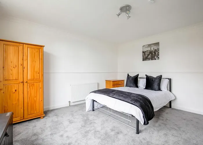 5-bedroom In Trendy Dibsbury Area With Parking