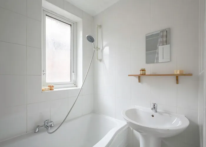 別荘 5-bedroom In Trendy Dibsbury Area With Parking マンチェスター