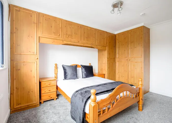 5-bedroom In Trendy Dibsbury Area With Parking Holiday home