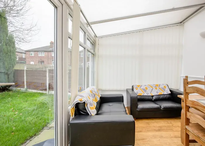 5-bedroom In Trendy Dibsbury Area With Parking