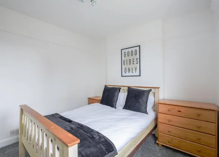 5-bedroom In Trendy Dibsbury Area With Parking *