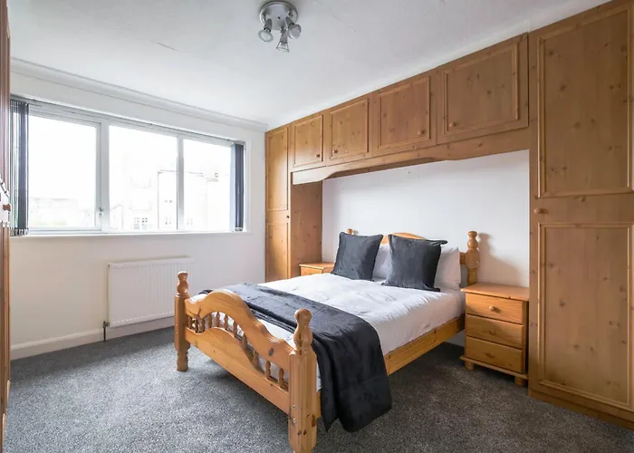 5-bedroom In Trendy Dibsbury Area With Parking