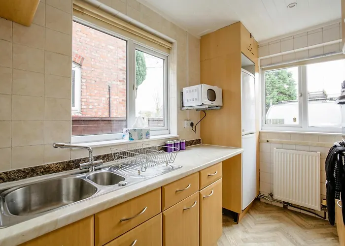 5-bedroom In Trendy Dibsbury Area With Parking Holiday home Manchester