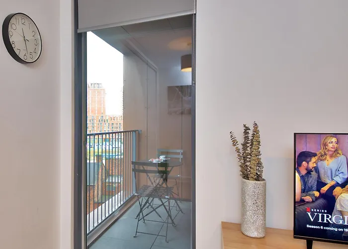 Modern 1-bed Near Centre, Arndale, Spinningfields, Mediacityuk, Old Trafford & Etihad, Sleeps 4, Netflix, Gym, Balcony, Nespresso Machine, Perfect For Long & Short Stays, Leisure, Contractors & Professionals! *