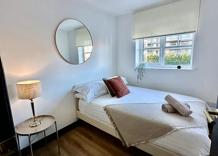 Luxurious Two-bed Stay: Mcr 아파트 *