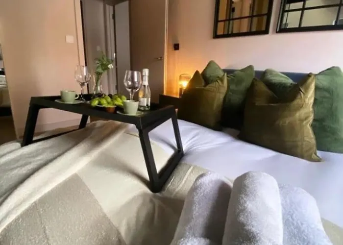 Emerald Escape 3 Bed 3 Bath Apartment Manchester