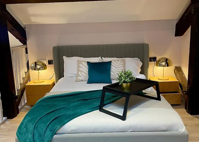 Emerald Escape 3 Bed 3 Bath Apartment *