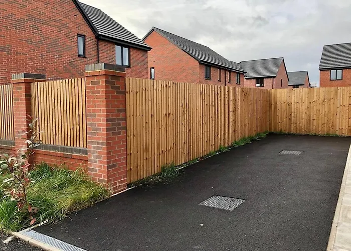 Private Bedroom In Unique Luxury House, Salford, *