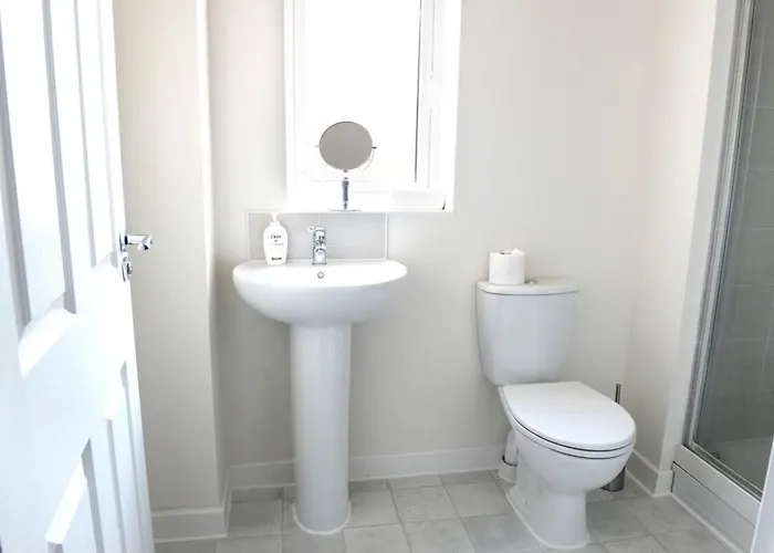 Private Bedroom In Unique Luxury House, Salford, 홈스테이 *