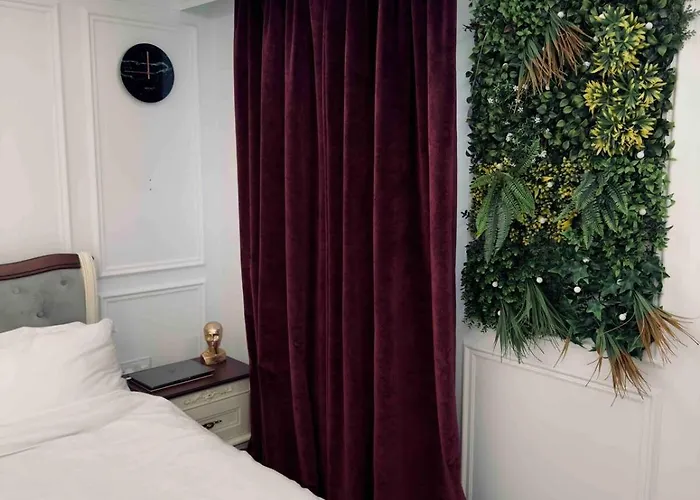 Private Bedroom In Unique Luxury House, Salford, *