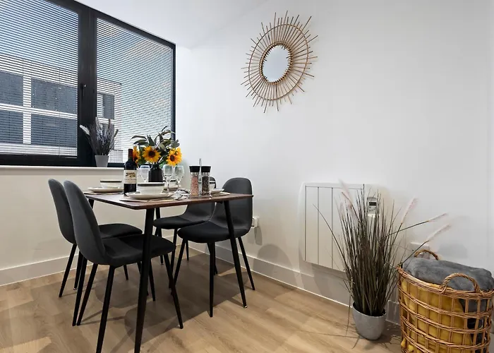 Modern Flat In By 53 Degrees Property, Ideal For Couples, 2 Bedrooms! Apartman