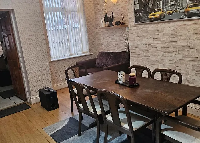 Go Big ! Entire Cozy House For Max 8 People Near Center 맨체스터