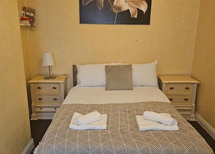 Go Big ! Entire Cozy House For Max 8 People Near Center * Manchester