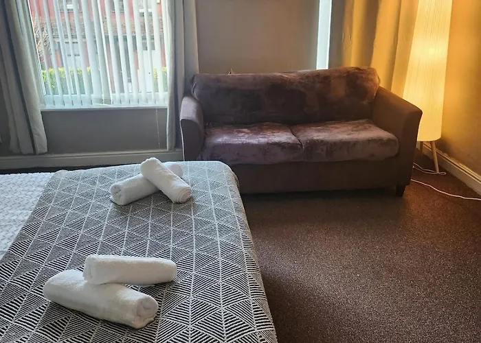 Go Big ! Entire Cozy House For Max 8 People Near Center 맨체스터