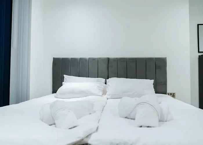 Luxury 2 Bed Penthouse With Stunning Views In Centre *