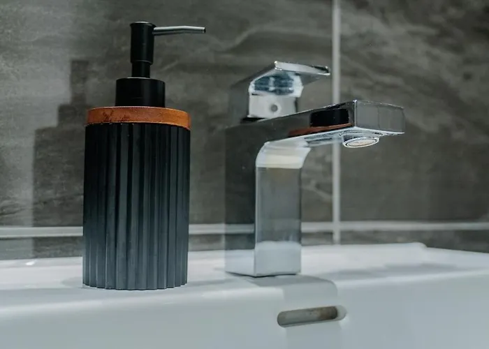 Luxury 2 Bed Penthouse With Stunning Views In Centre *