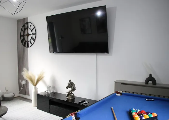 3 Bedroom House Close To Centre Free Parking *