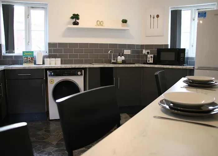 3 Bedroom House Close To Centre Free Parking Manchester