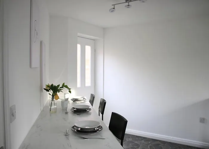 Дом отдыха 3 Bedroom House Close To Centre Free Parking