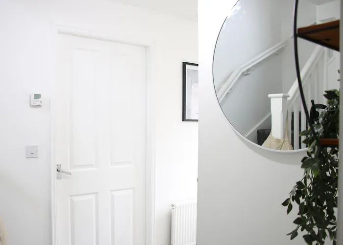 3 Bedroom House Close To Centre Free Parking