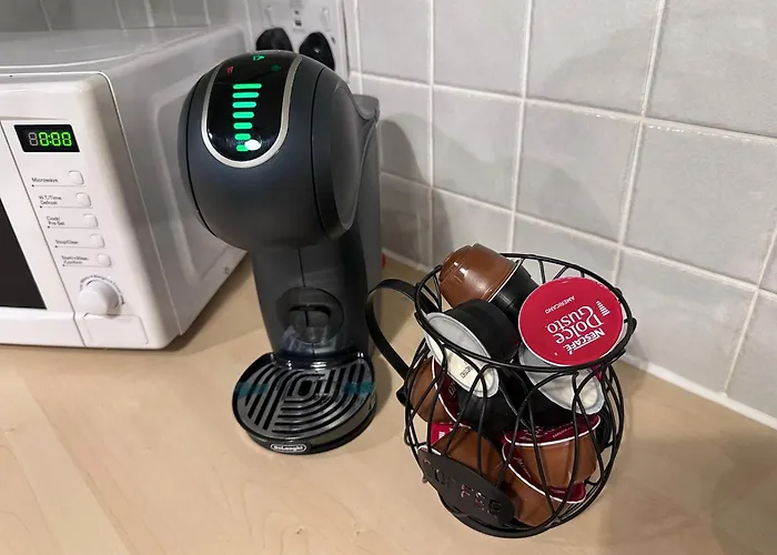 Apartment Modern 2-bedroom Near With Free Parking *