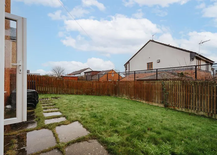 Coop Arena & Etihad - Free Parking - Pool Table *