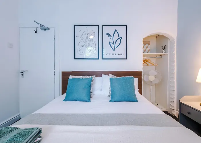 Modern 3-bed House In Manchester, Ideal For Long Stays, Free Parking, Centre - Sleeps Upto 8 People Tatil Evi *