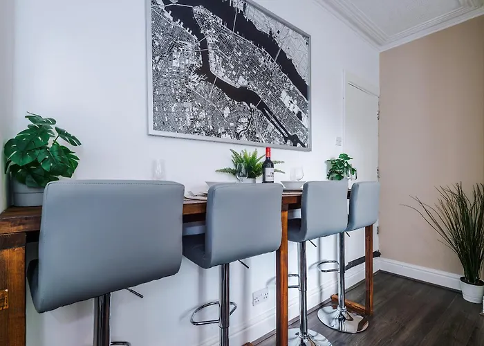 Modern 3-bed House In Manchester, Ideal For Long Stays, Free Parking, Centre - Sleeps Upto 8 People *