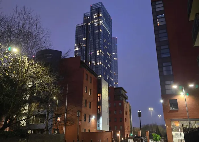 Lovely 2-bed Apt+wi-fi+parking. *