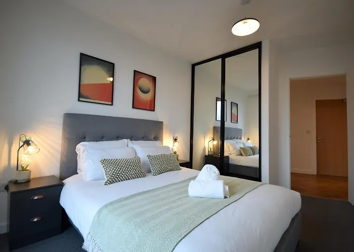 Life - 2-bed 1-bath Top-floor In New Cross Manchester