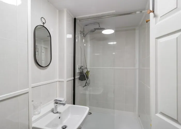 With Shared Garden - 3min To Bus Stop