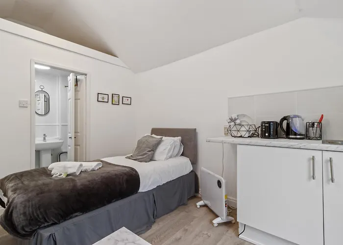 Apartmán With Shared Garden - 3min To Bus Stop *