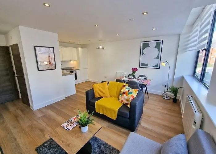 Free Parking: Old Trafford Apartment