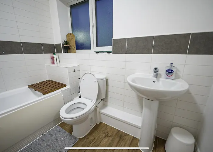 Modern Luxury 2 Bed Apartment, Sleeps 5