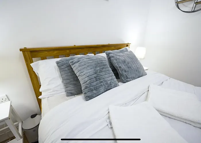 Modern Luxury 2 Bed Apartment, Sleeps 5 *