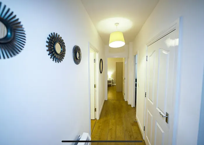 Modern Luxury 2 Bed Apartment, Sleeps 5 Manchester
