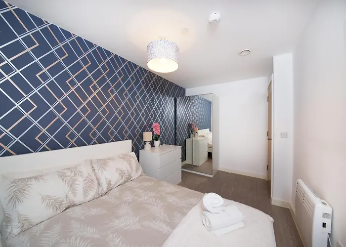Cozy 1-bed Escape Close To Arndale, Spinningfields, Old Trafford, Etihad & Mediacityuk, Sleeps 4, Netflix, Gym, Nespresso, Balcony, Perfect For Work, Leisure Long & Short Stays! *