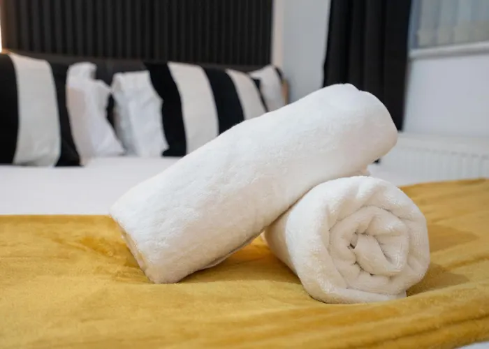 Coop Arena & Etihad - Free Parking - Pool Table