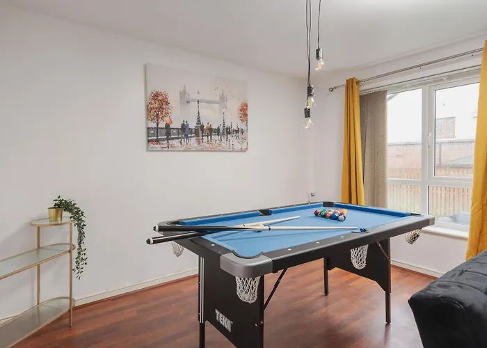 Coop Arena & Etihad - Free Parking - Pool Table *