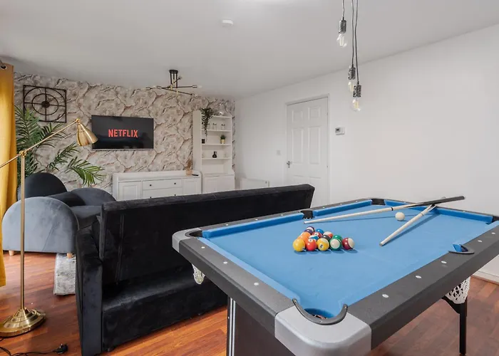 Feriehus Coop Arena & Etihad - Free Parking - Pool Table