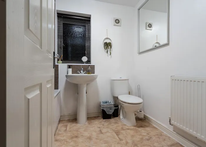 Coop Arena & Etihad - Free Parking - Pool Table *