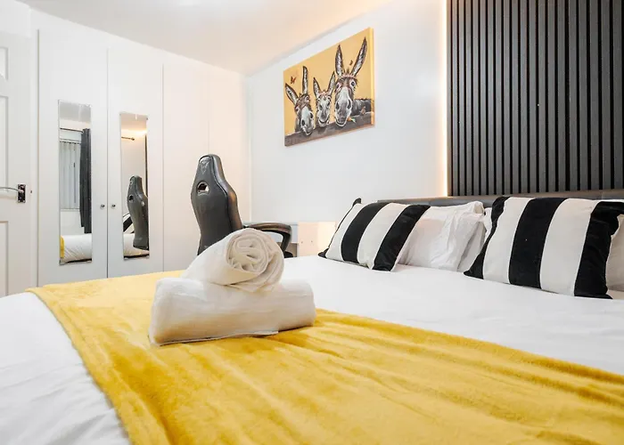 Coop Arena & Etihad - Free Parking - Pool Table