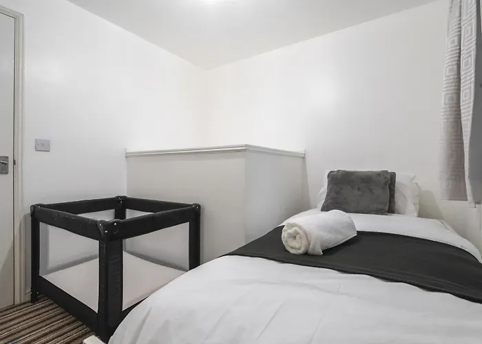 Coop Arena & Etihad - Free Parking - Pool Table *