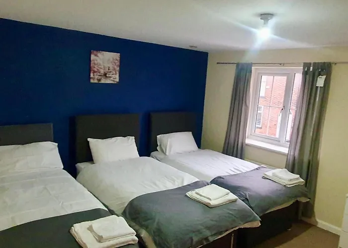 Amila House Manchester, Modern, Spacious, Sleeps 9 With Parking