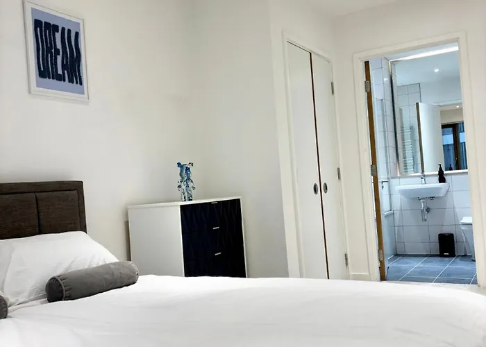 Entire Modern In Centre *