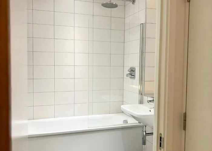 Entire Modern In Centre Daire Manchester