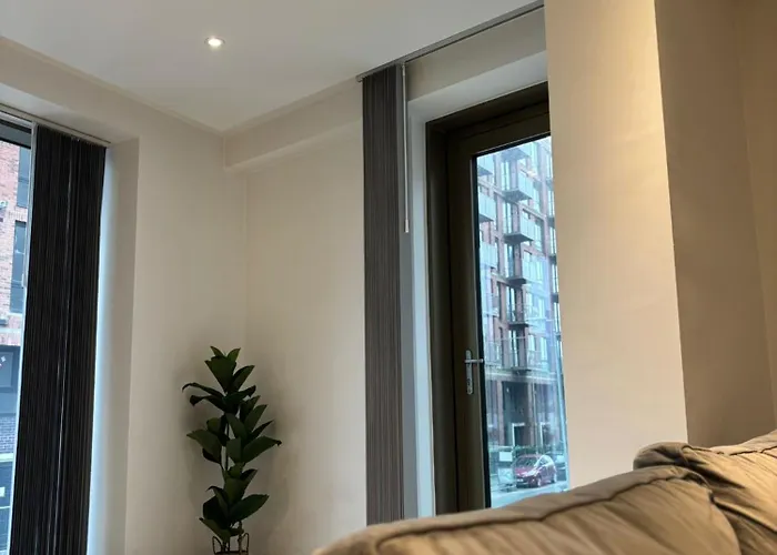 Entire Modern In Centre *