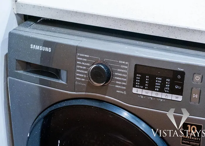 Dom wakacyjny 4 Bed House By Vista Short Lets & Serviced With Pool Table, Free Parking & Near Manchester