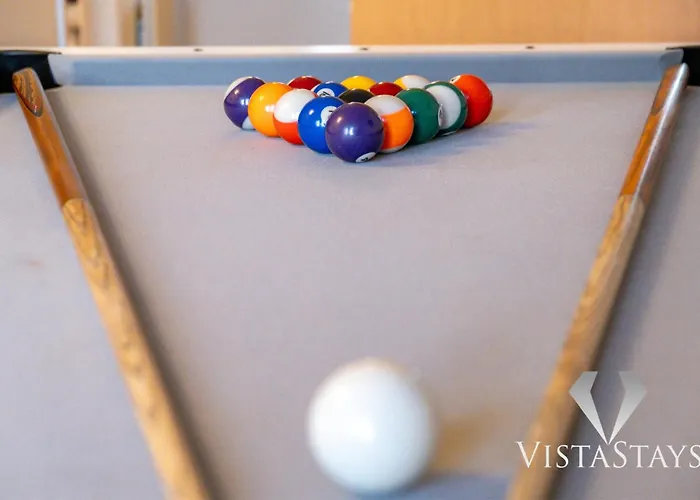 4 Bed House By Vista Short Lets & Serviced With Pool Table, Free Parking & Near * Manchester