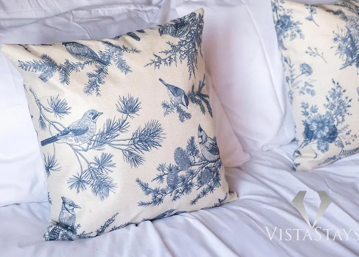 Dom wakacyjny 4 Bed House By Vista Short Lets & Serviced With Pool Table, Free Parking & Near Manchester